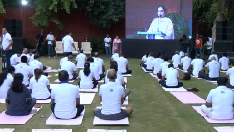 Yoga Day: यूट्यूब पर विश्व रिकॉर्ड बनाने की कोशिश में जुटे योग साधक, 130 से अधिक देशों के लोग जुड़े