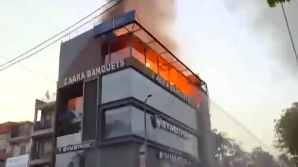 देशबंधु गुप्ता कॉलेज के समीप स्थित एक रेस्तरां जारा बैंक्वेट में रविवार तड़के भीषण आग लग गई। आग की सूचना मिलते ही दमकल की गाड़ियां मौके पर पहुंच गईं और कड़ी मशक्कत के बाद आग पर काबू पा लिया गया। दमकल कर्मियों द्वारा एक महिला सीता देवी को बचाया गया।