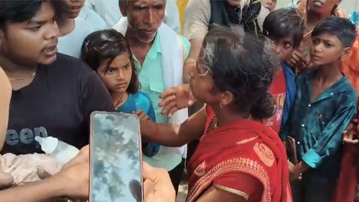 People caught woman who throws child on bus police take custody and start investigation