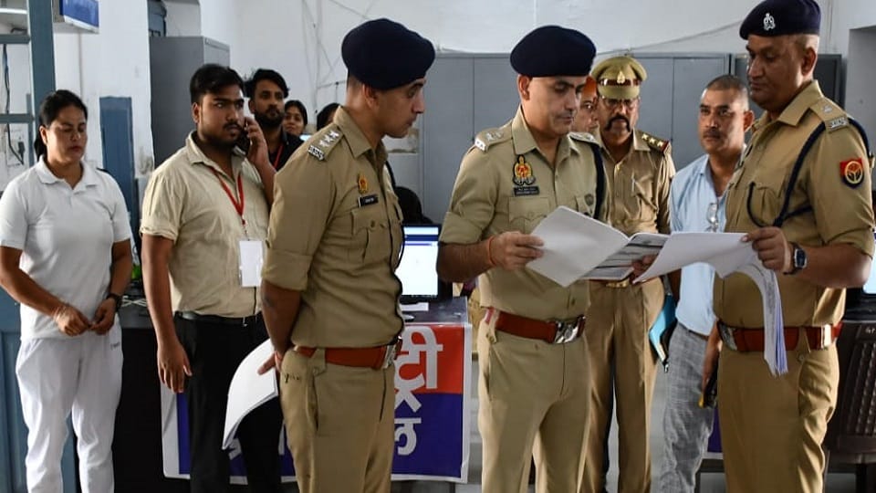 यूपी पुलिस सब-इंस्पेक्टर भर्ती प्रक्रिया: अलीगढ़ एसएसपी ने किया औचक निरीक्षण, पारदर्शिता बरतने के दिए निर्देश