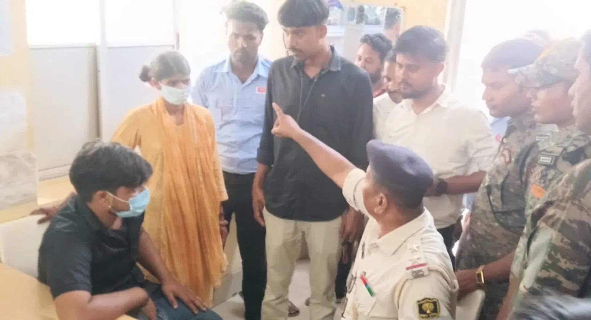 अस्पताल परिसर में हंगामा करते परिजन