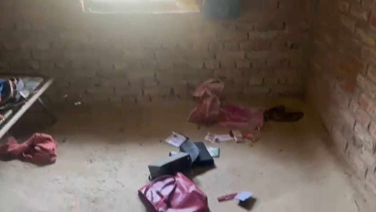 Thieves broke shutter lock to enter house and locked the women inside room in azamgarh