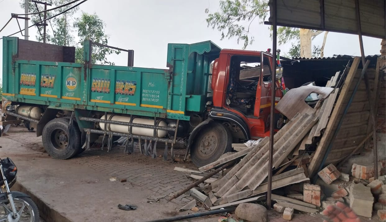 Baghpat: Truck Rams Into Tea Stall in Baghpat, 12 Injured, Driver and Helper Abscond