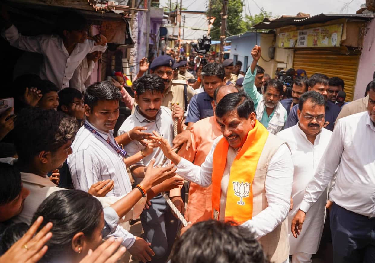 MP CM Mohan Yadav Reaches Bhimnagar in Electric Vehicle, Interacts with Locals and Board Toppers