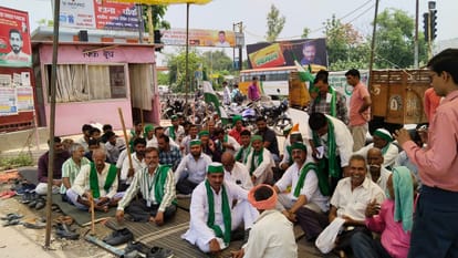 नवादा चौकी में धरने पर बैठे किसान