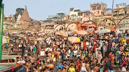 Somvati Amavasya 2026 Devotees at Ganga ghats and Kashi Vishwanath Dham women performed worship in varanasi