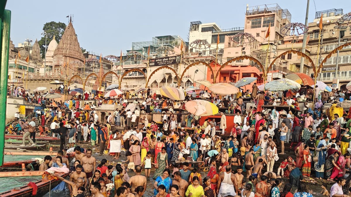 सोमवती अमावस्या: गंगा घाटों और काशी विश्वनाथ धाम में उमड़े श्रद्धालु, अखंड सौभाग्य के लिए महिलाओं ने रखा व्रत