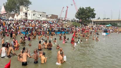 two lakh devotees took a holy dip in the Ganga on Somvati Amavasya