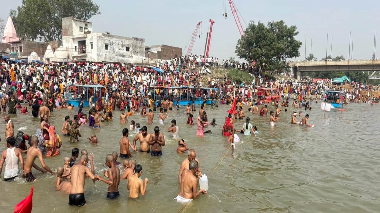गंगा में स्नान करते श्रद्धालु