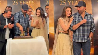 'गदर' के 25 साल पूरे होने का जश्न मनाते सनी देओल और अमीषा