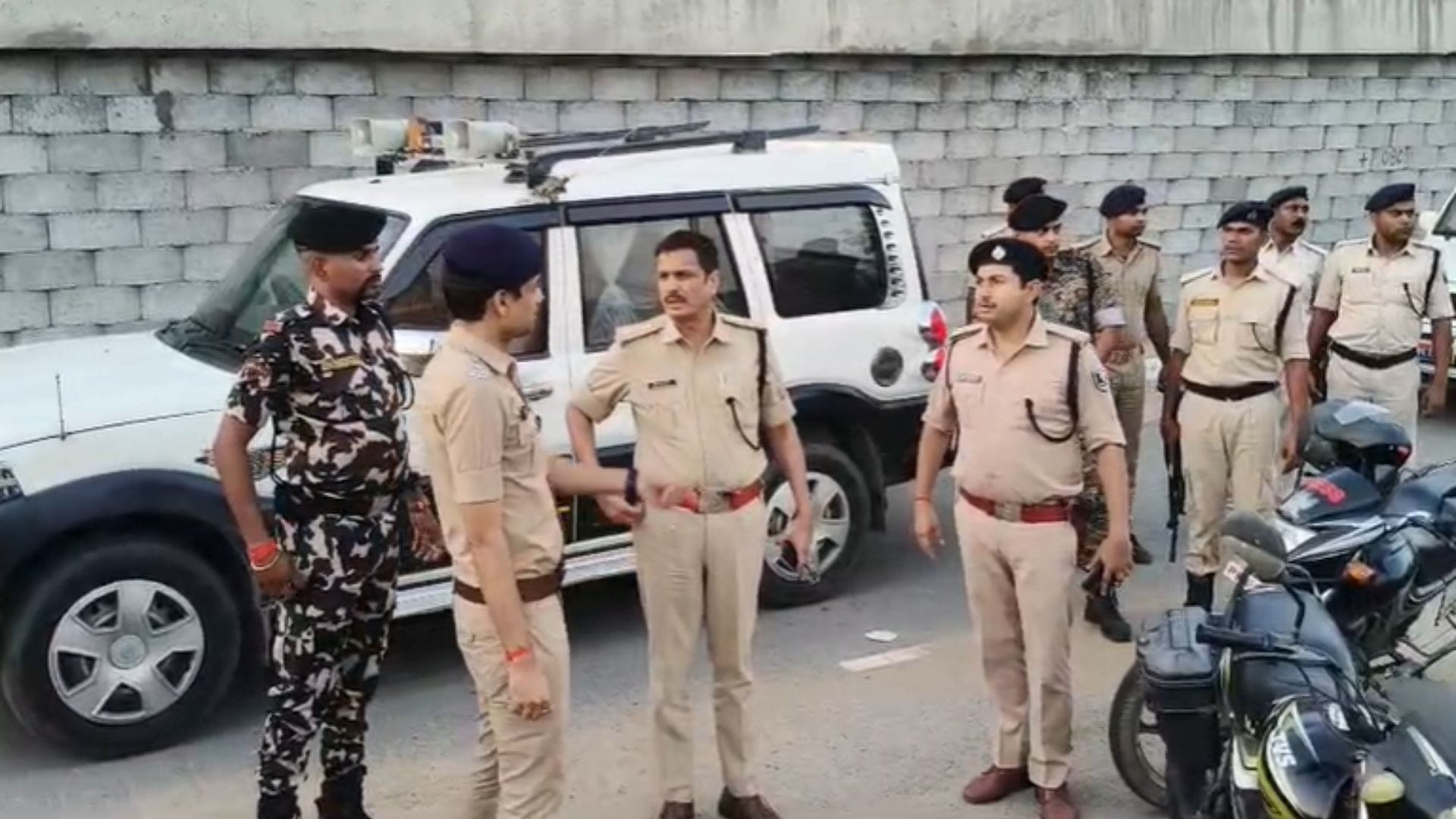 घटनास्थल पर जांच करती पुलिस