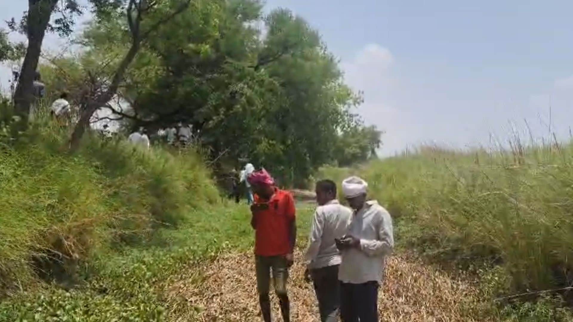घटनास्थल पर पहुंचे लोग