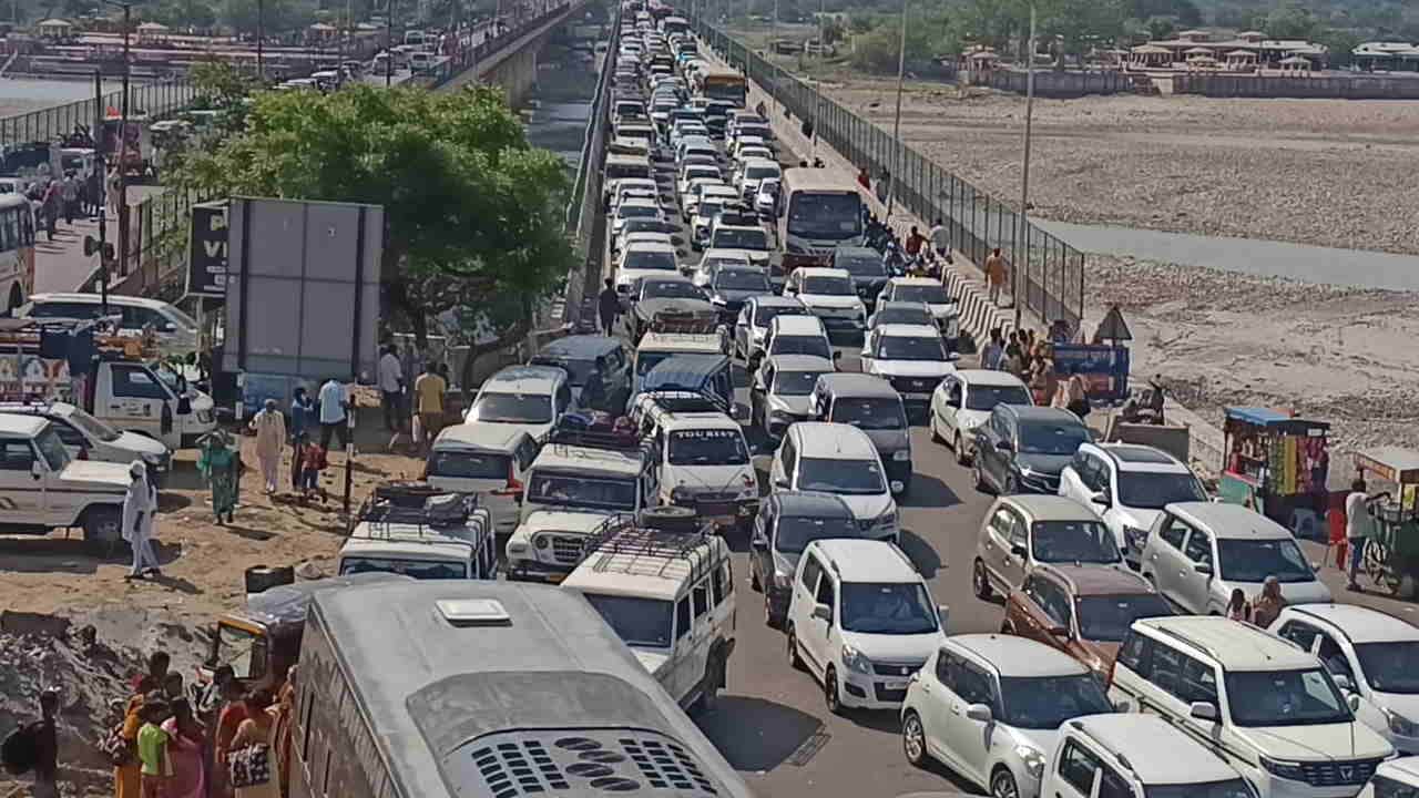 Somvati Amavasya Snan crowds of devotees throng Har Ki Pauri for a holy dip in Ganges Haridwar highway jam