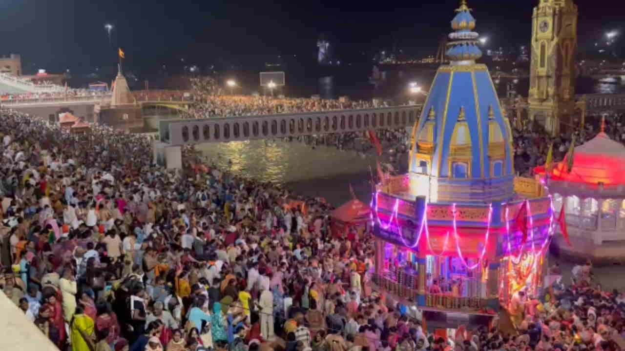 Somvati Amavasya Snan crowds of devotees throng Har Ki Pauri for a holy dip in Ganges Haridwar highway jam