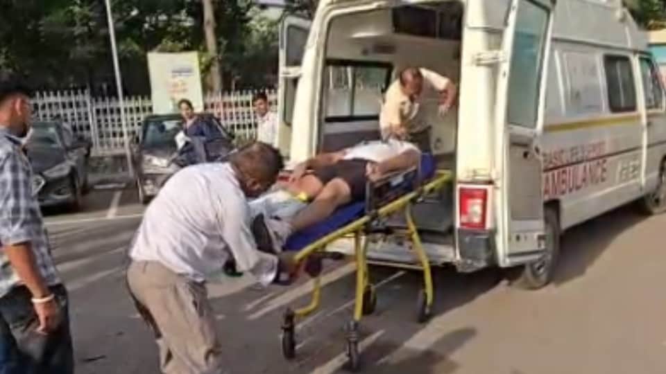 घायल को ले जाते कर्मचारी