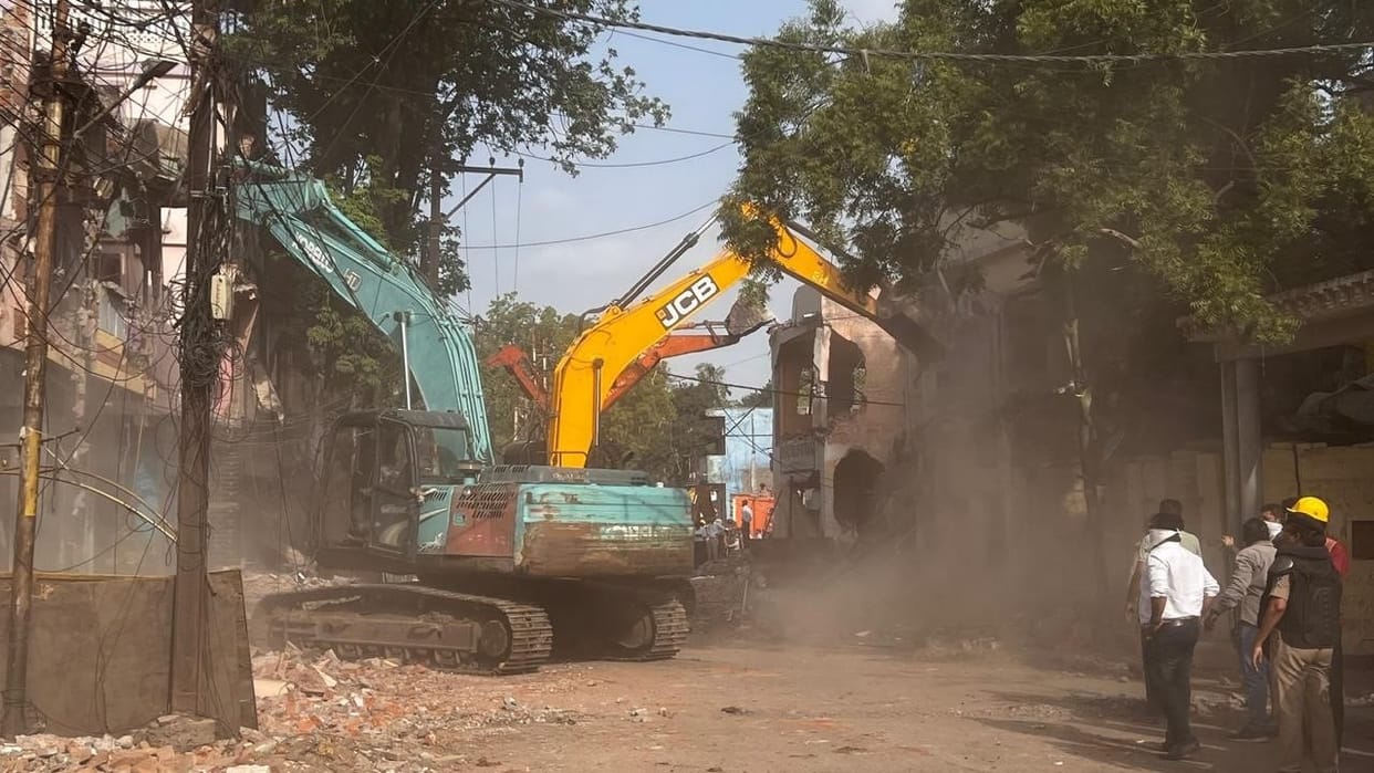 Indore News Municipal Corporation Encroachment Gutkeshwar Temple Sadar Bazar Road