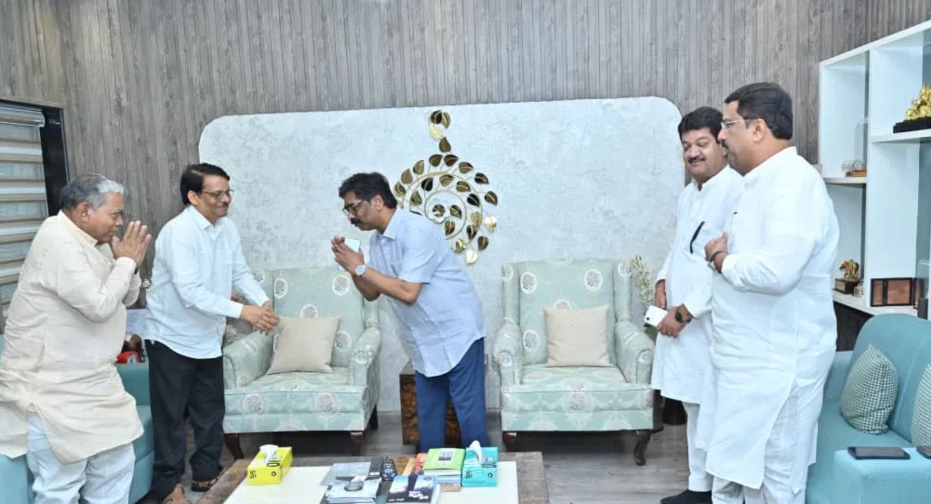 सीएम हेमंत सोरेन से मिलते कांग्रेस के नेता और पर्यवेक्षक