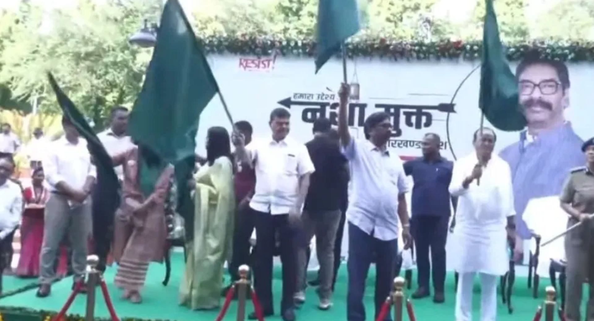 जागरूकता वाहन को हरी झंडी दिखा कर रवाना करते सीएम हेमंत सोरेन