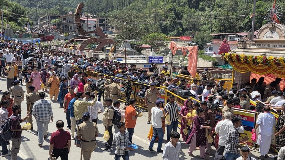 कैंची धाम में भक्तों का सैलाब