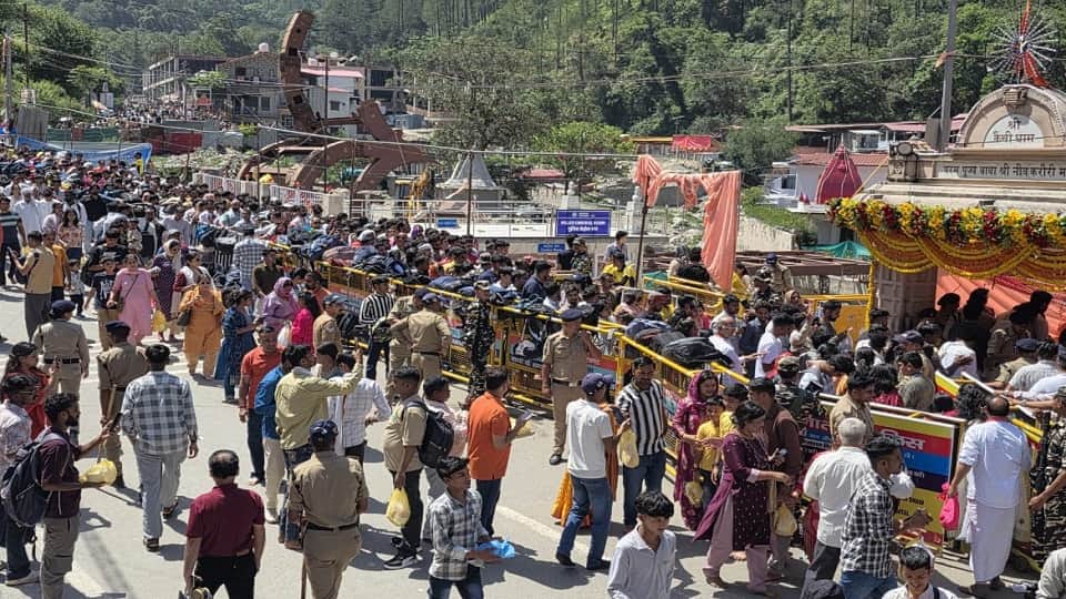 कैंची धाम में भक्तों का सैलाब