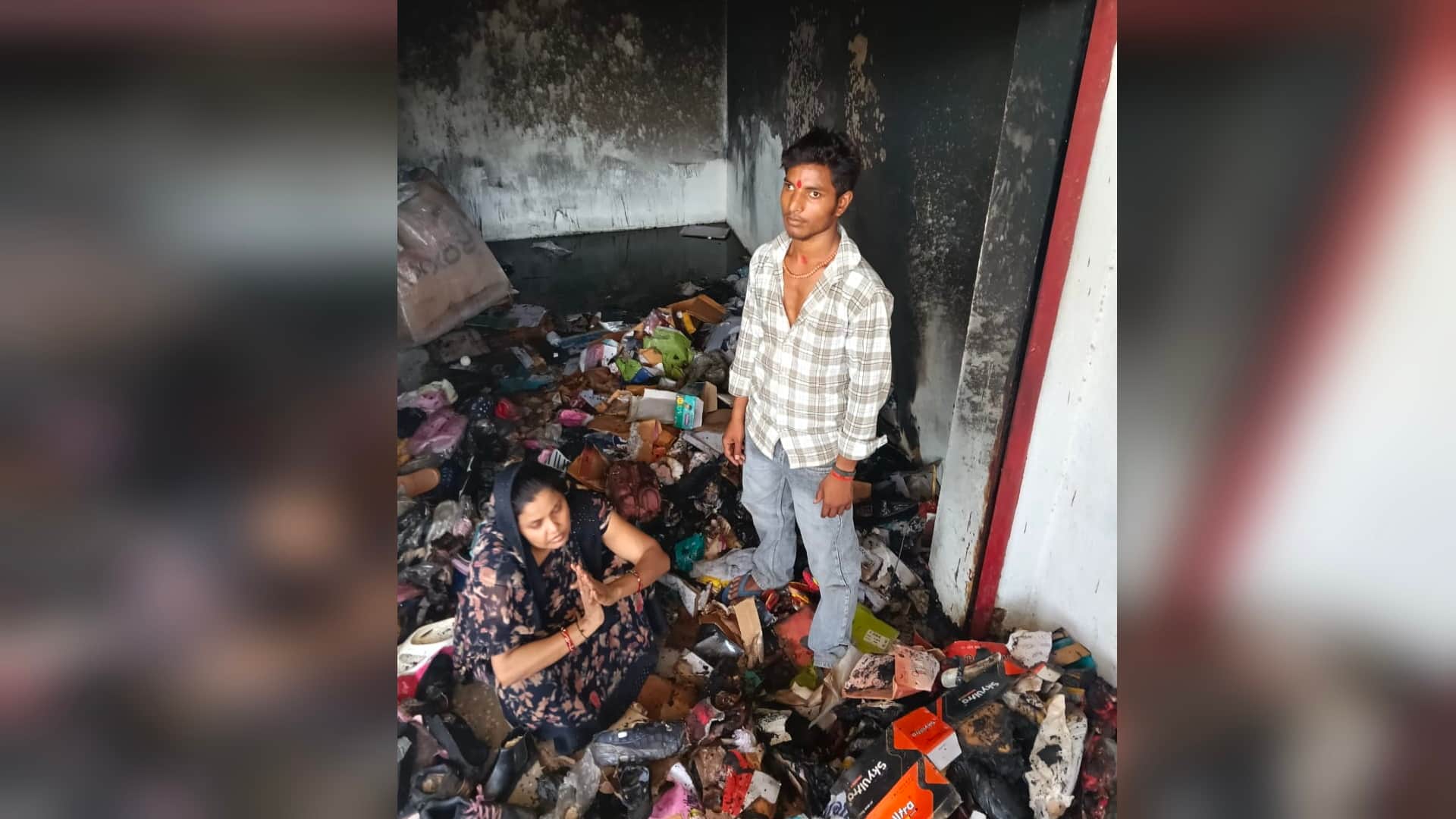 कोहंडौर में आग लगने के बाद दुखी दुकानदार।