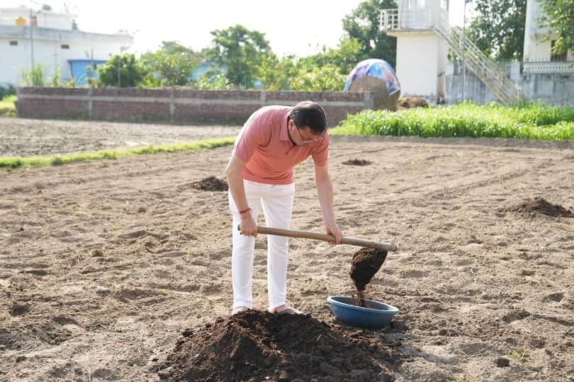 CM Pushkar Singh  Dhami stepped into the fields with his mother in khatima