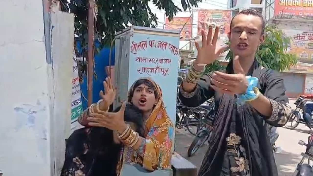 किन्नरों ने थाने के गेट पर किया हंगामा