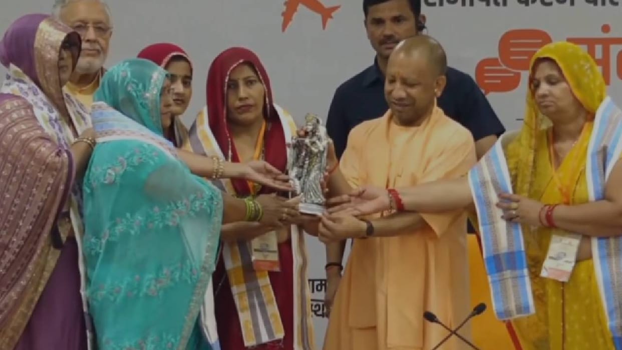 UP: Farmers who gave up land for Jewar Airport have arrived in Lucknow; they will meet CM Yogi Adityanath.