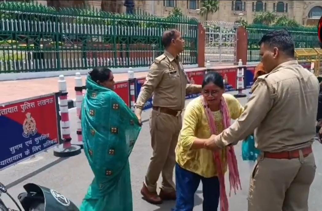 Lucknow: Two women from Hardoi attempted self-immolation in front of Lok Bhawan.