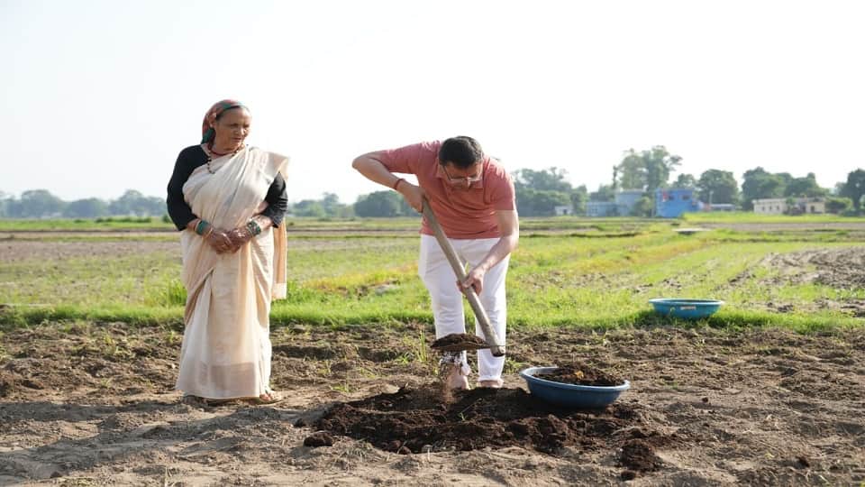 CM Pushkar Singh  Dhami stepped into the fields with his mother in khatima