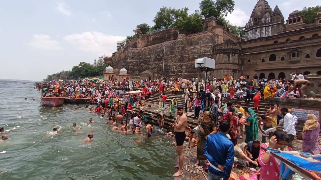 Somvati Amavasya Rush at Maheshwar: Massive Crowd Gathers for Narmada Snan Two Drown During Holy Dip