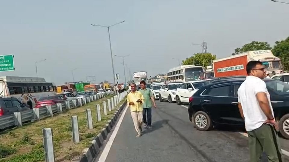 नेशनल हाईवे पर लगा लंबा जाम