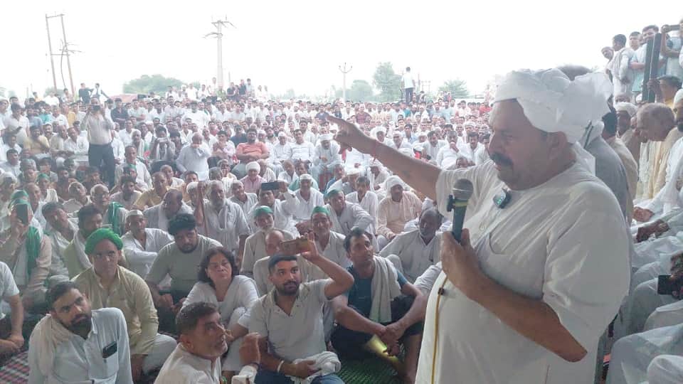 पंचायत को संबोधित करते नरेश टिकैत।