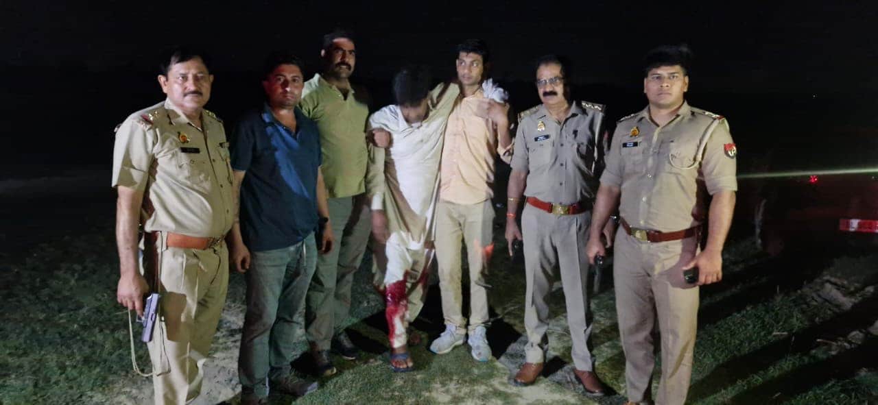 पुलिस गिरफ्त में गोकश, पैर में लगी गोली