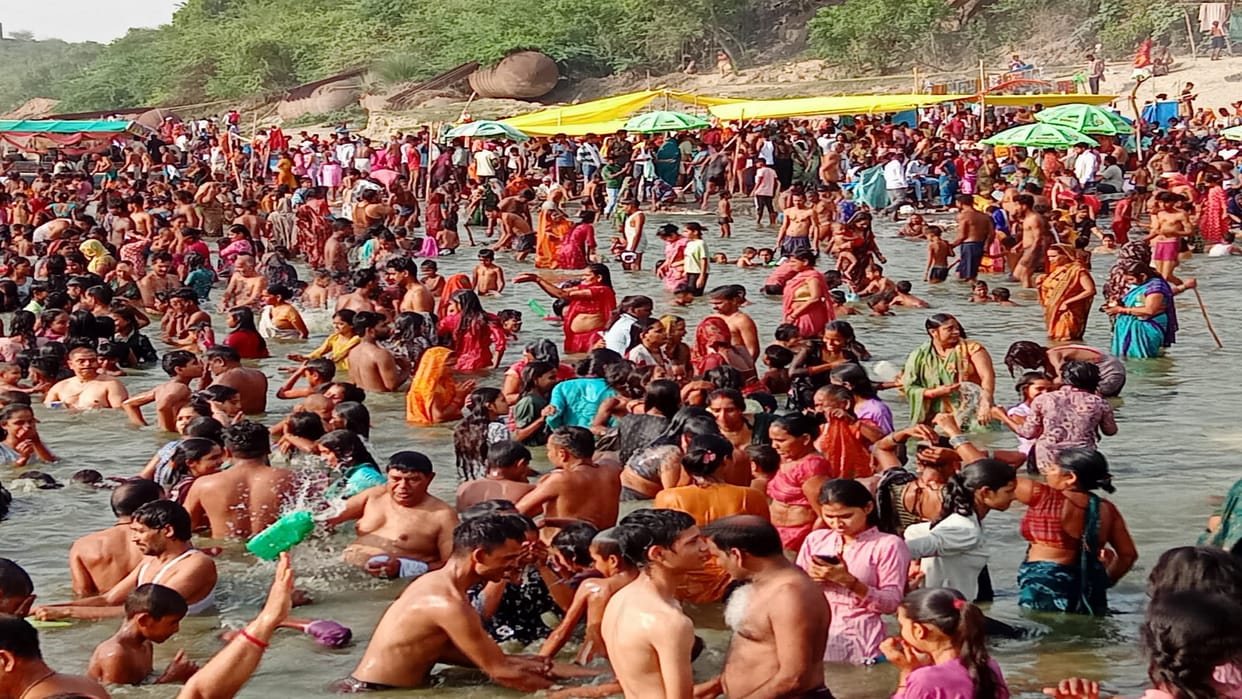 On Somvati Amavasya, devotees performed circumambulation of the Peepal tree, observed the fast for marital bli