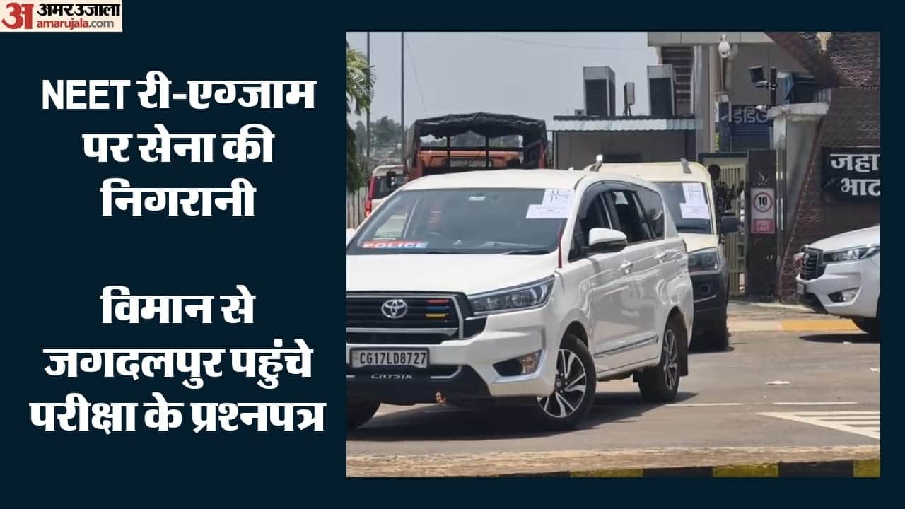 पर्चे को ले जाते आला अधिकारी