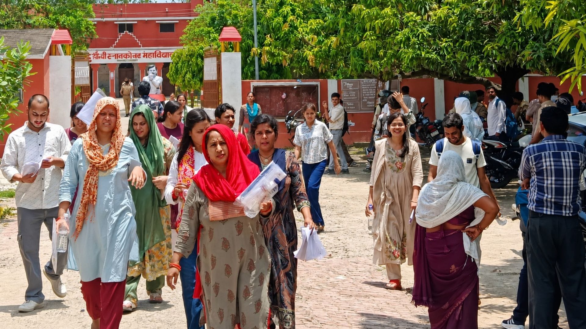परीक्षा देकर निकलते अभ्यर्थी