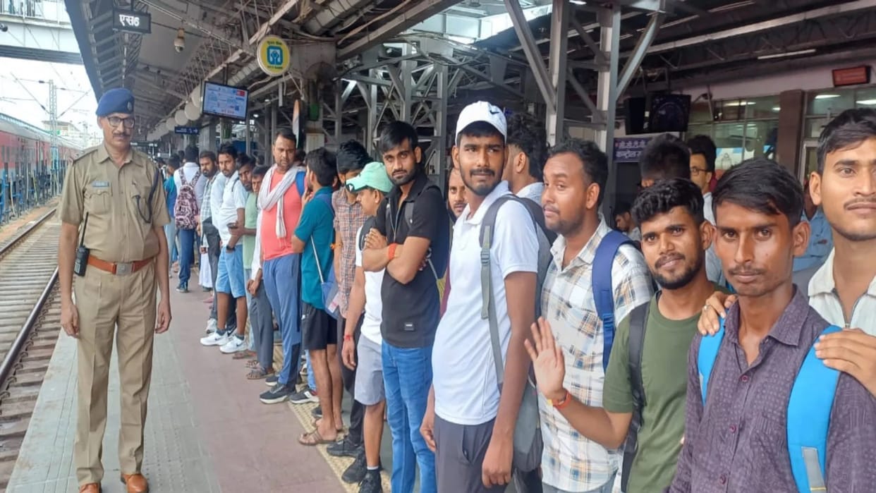 A crowd of examinees surged at Prayagraj Junction as soon as the exam ended.
