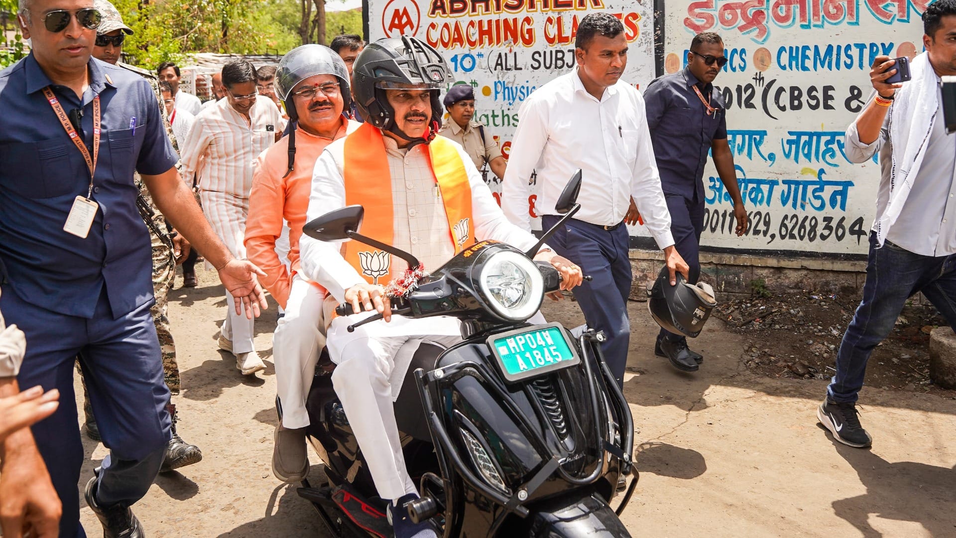 MP CM Mohan Yadav Reaches Bhimnagar in Electric Vehicle, Interacts with Locals and Board Toppers