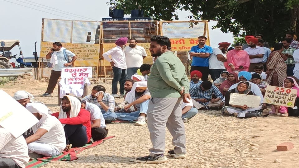 Unemployed teachers protest in CM Mann village