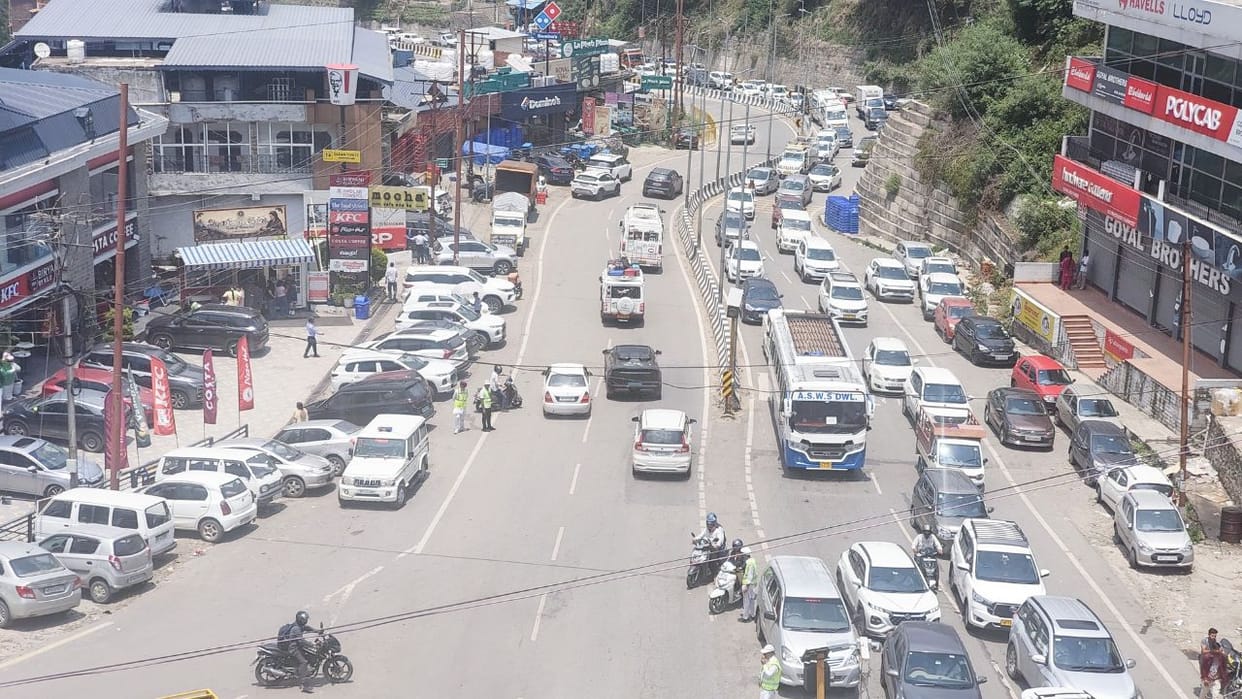Heavy Tourist Rush Chokes Kalka-Shimla NH-5, Hotels in Solan, Kasauli and Chail Fully Booked