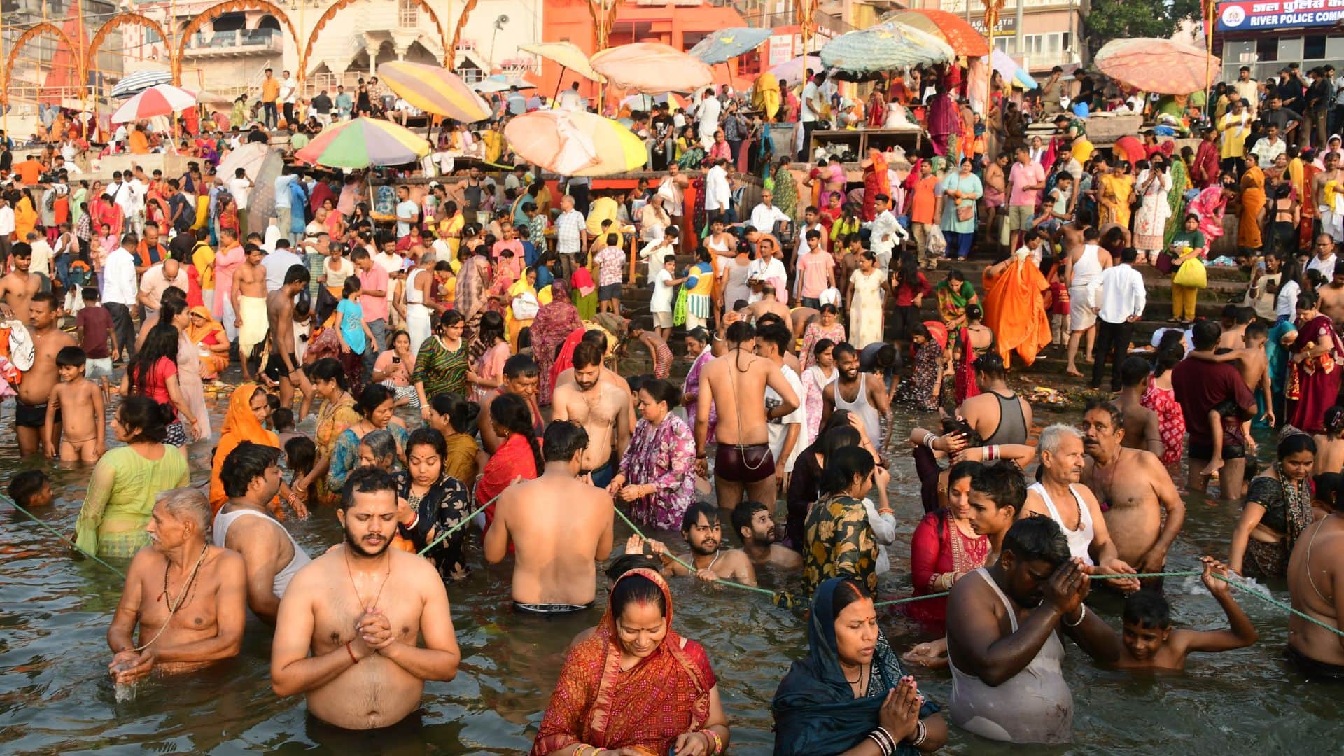 सोमवती अमावस्या पर गंगा स्नान करते श्रद्धालु।