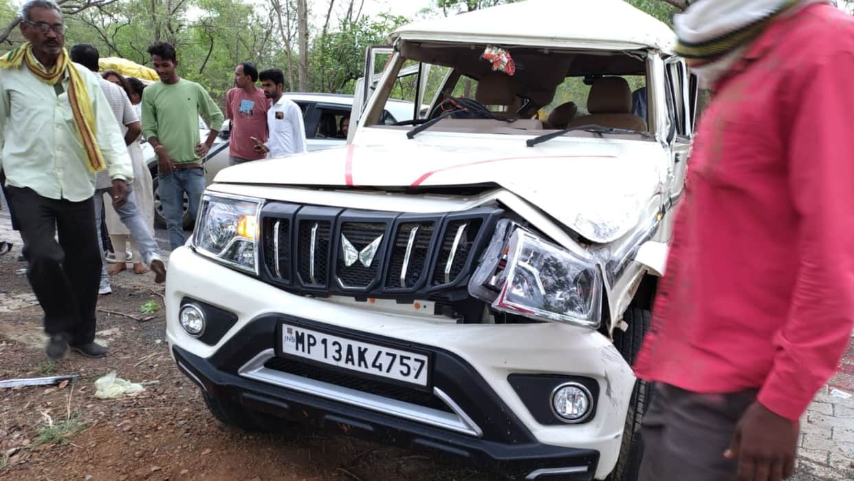 Bolero Crashes Into Tree During Overtake Attempt Family of Five Killed Near Satpura Tiger Reserve