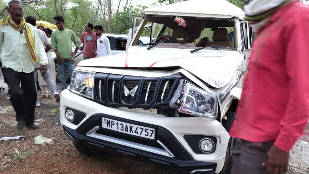 Bolero Crashes Into Tree During Overtake Attempt Family of Five Killed Near Satpura Tiger Reserve