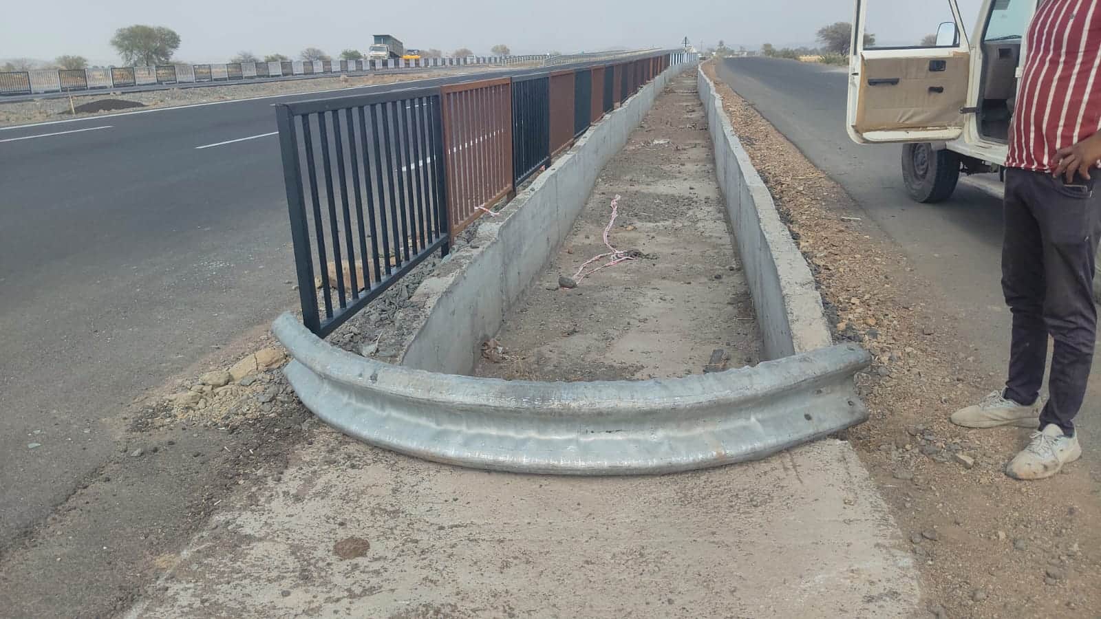सड़क पर जल निकासी की व्यवस्था भी की गई है।