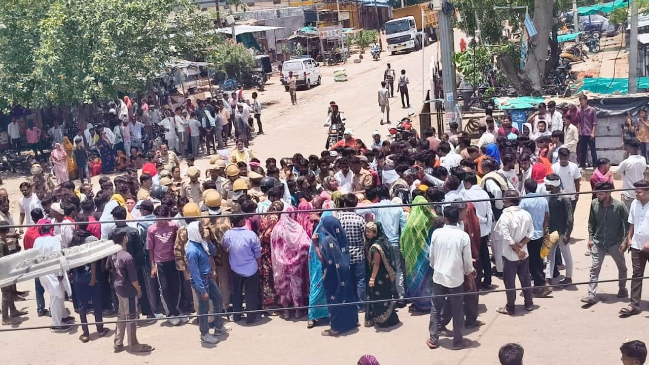 सड़क पर शव रखकर प्रदर्शन करते लोग।