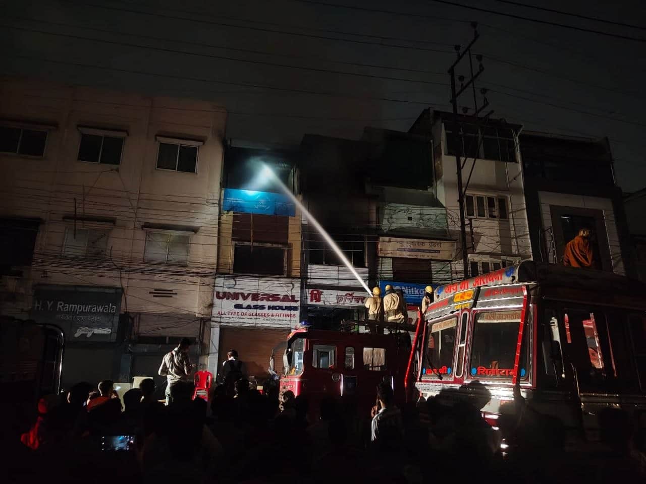 दमकल कर्मियों ने इस तरह पाया आग पर काबू।