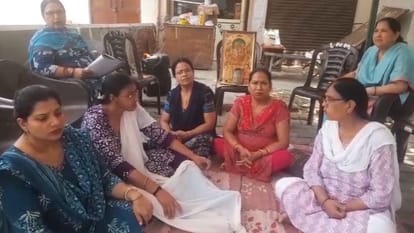 धरने पर बैठी महिलाएं