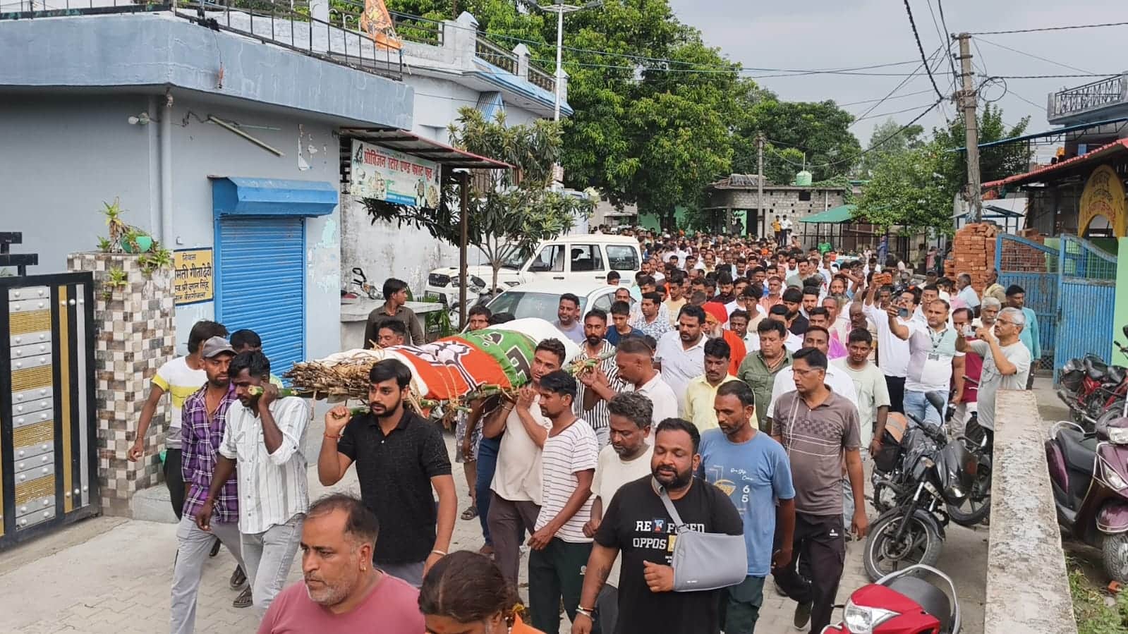BJP leader murder case Deceased Vinod Kumar mortal remains brought home family members break down in grief