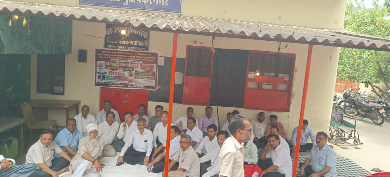 Muzaffarnagar: Lawyers Protest Against Privatization, Registry Work Comes to a Halt